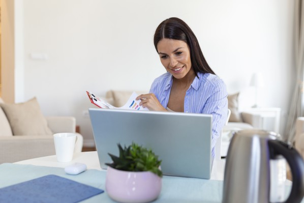 young-woman-worker-sit-at-home-office-reading-document-or-contract-feel-confused-with-bad-news-frustrated-businesswoman-stunned-by-received-paperwork-correspondence